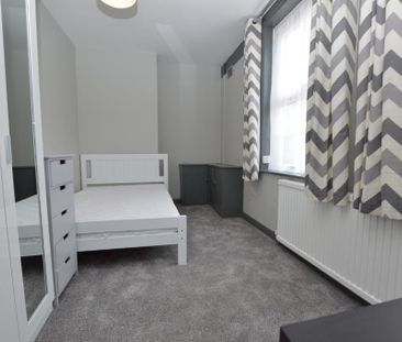 4 bedroom end of terrace house to rent - Photo 4