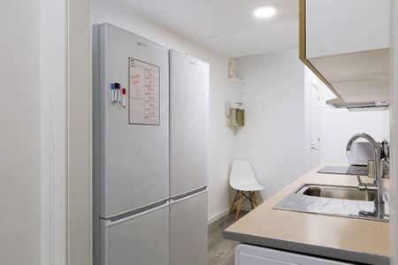 Spacious room in calle Balmes - Photo 4