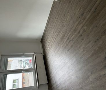 2 Zimmer Wohnung im Erdgeschoß mit Balkon! Frisch Tapeziert und neu... - Photo 1