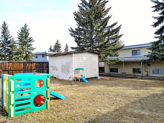 415 Huntsville Crescent Northwest, Calgary - Photo 1