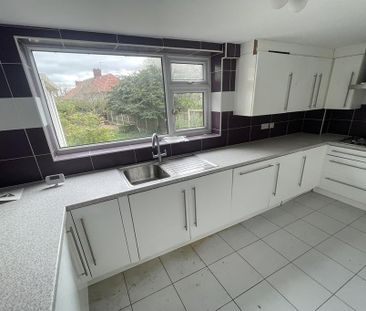 3 bedroom semi-detached house to rent - Photo 6