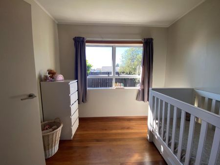 Sunny, Modern Home Just Steps from Stoke Shops - Photo 4