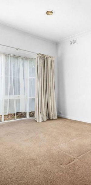CUTE & COSY 3 BEDROOM HOME IN FAMILY FRIENDLY LOCATION - Photo 1