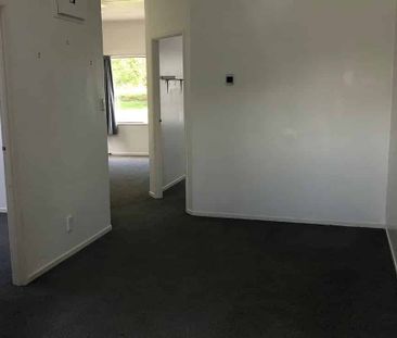 3 Bedroom Flat with Fenced Back Yard - Photo 5