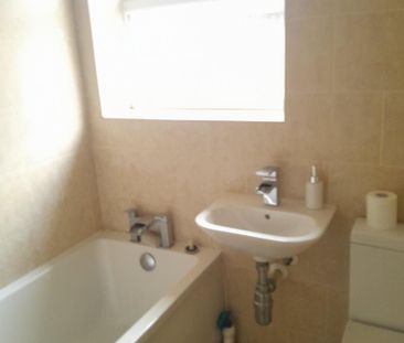 3 bedroom semi-detached house to rent - Photo 6