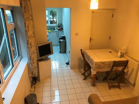 1 Bed Flat, Robin Hood Lane, SW15 - Photo 3