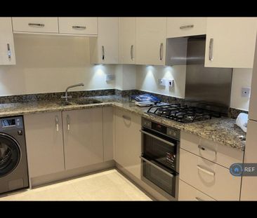 4 bedroom semi-detached house to rent - Photo 5