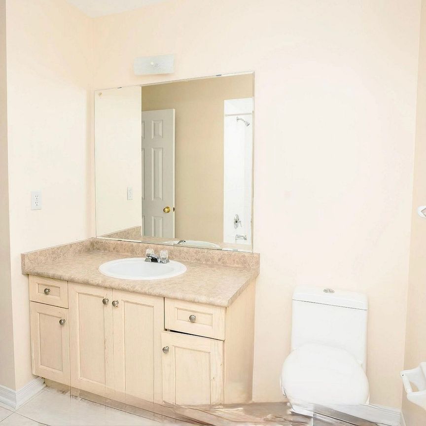 For Lease - 384 FLAGSTONE Way, Newmarket, Ontario - Photo 1