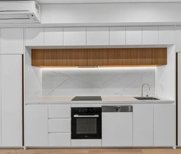 Sleek & Sophisticated Studio Apartment - Photo 6