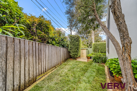 BRIGHT, BEAUTIFUL & PERFECTLY POISED TOWNHOUSE LIVING - Photo 3