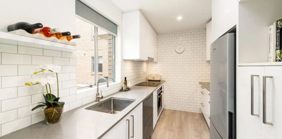 Designer transformation, superb golf course setting - Photo 2