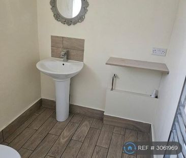 3 bedroom end of terrace house to rent - Photo 5