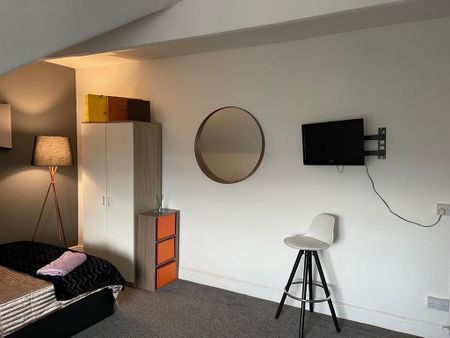 1 bedroom in a house share to rent - Photo 3