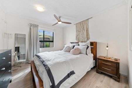 Fully-Furnished Modern Apartment in the Heart of Coorparoo - Photo 4