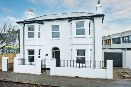 Extensively refurbished detached, double fronted character home located just off the Queens Road. - Photo 2