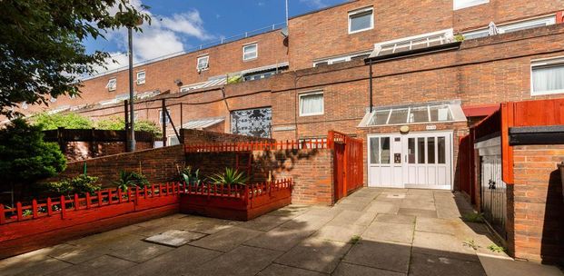 Recently decorated spacious 3 bed with a modern kitchen and bathroom - Photo 1