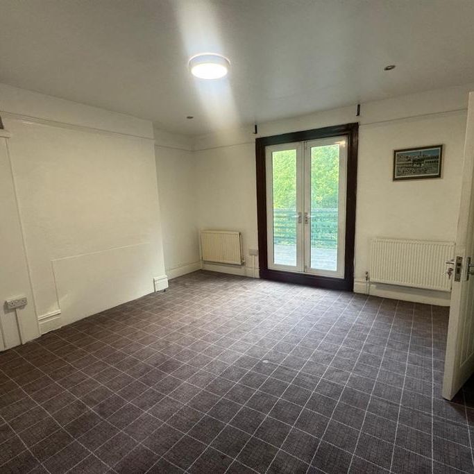 4 bedroom flat to rent - Photo 1