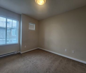 Three Bedroom Townhouse in Sullivan with Yard and Garage - Photo 6