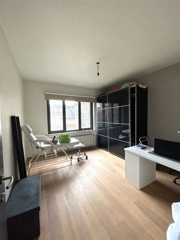 Mooi appartement met 2 slaapkamers, ruime woonkamer gelegen vlakbij de markt van Maaseik. - Foto 3