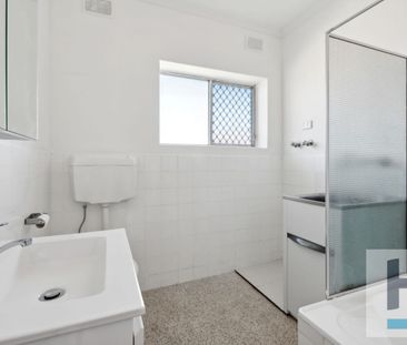 Renovated 2-Bedroom Upstairs Unit in a Small, Quiet Group - Photo 3