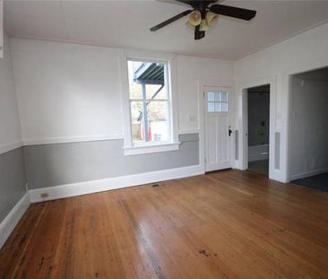 Fernwood One Bedroom Apartment In a character house - Photo 2