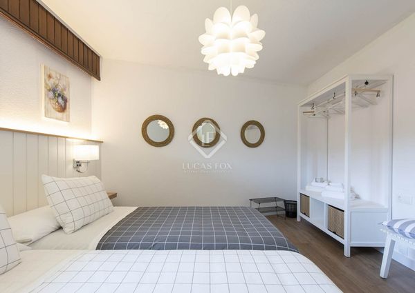 A fantastic well-built villa for short term let offering 8 bedrooms, a good layout, lovely views and a large plot in Donas-Gondomar, Pontevedra