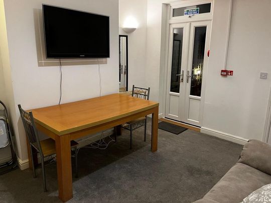 1 bedroom in a house share to rent - Photo 1