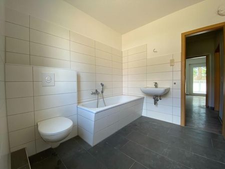 Bei Einzug frisch renoviert + neues Bad + großer Balkon! - Photo 3