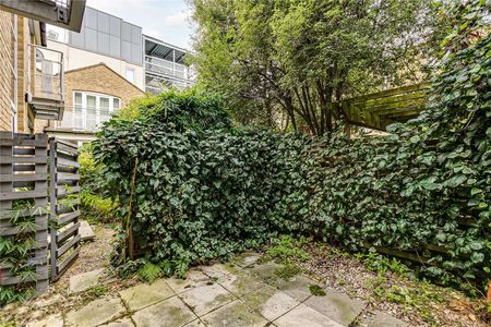 A charming three bedroom mews house ideally located close to local shops and excellent transport links. - Photo 5