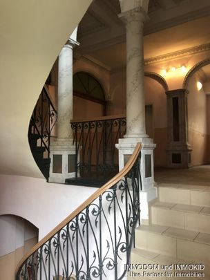 3-Zimmer-Dachgeschoss Wohnung mit BALKON, PKW-Stellplatz und offener Küche im Wohnzimmer zu vermieten! - Photo 1