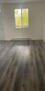 Montreal , 4 1/2 , pres metro Beaugrand - Photo 3