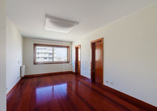 Apartamento T5 com vista mar em Matosinhos Sul