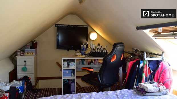 Great room in 3-bedroom apartment in Cabra, Dublin - Photo 1