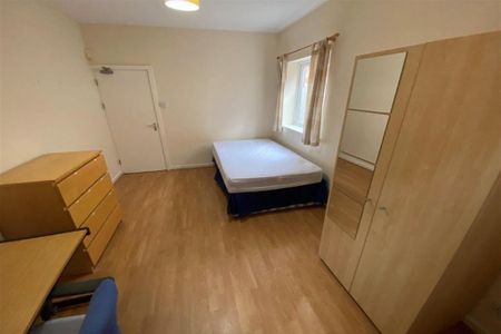 4 bedroom semi-detached house to rent - Photo 3