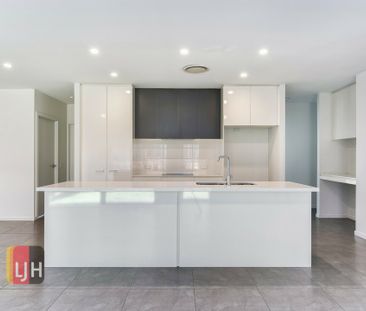MODERN FAMILY HOME WITH MEDIA ROOM & DUCTED AIR CON - Photo 3
