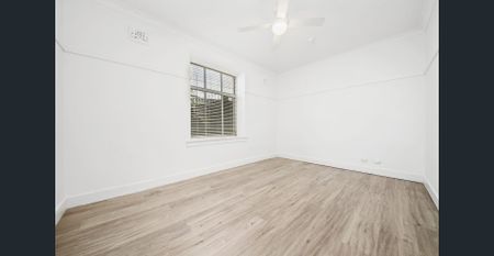 LARGE TWO BEDROOM APARTMENT - Photo 2