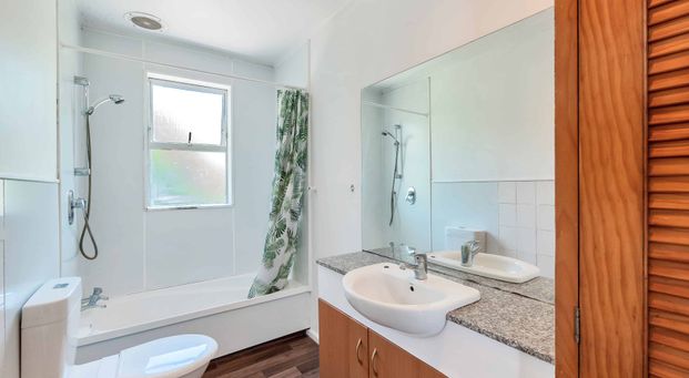 Solid two bedroom unit in desirable green setting - Photo 1