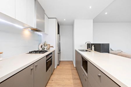 Live the High Life! Spacious 10th-Floor Apartment with Sweeping City & Bay Views - Photo 4