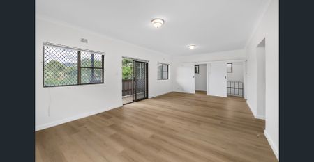 Spacious 5-Bedroom Home - Photo 4