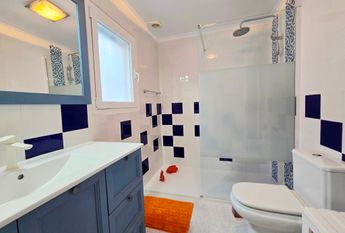 APARTMENT FOR RENT with 2 bedrooms and panoramic sea views