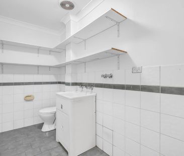 RENOVATED SPACIOUS APARTMENT | WALK TO STOCKLAND & STATION! - Photo 6