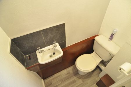 3 bed Town House - To Let - Photo 5