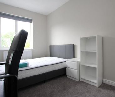 *** STUDENT HOUSE *** A large five bedroom house. Offered on a furn... - Photo 6