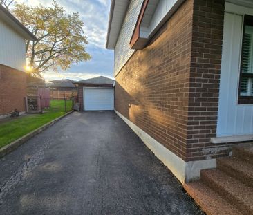 For Lease - 223 Elmwood Road, Oakville, Ontario - Photo 2