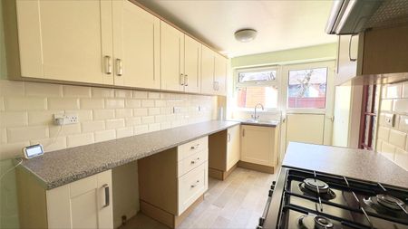 3 bedroom house to rent Birstall Way, Birmingham, West Midlands, B38 - Photo 4