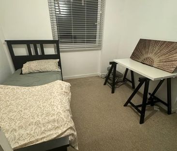 Room in a Shared Flat, Epsom Road, CR0 - Photo 2