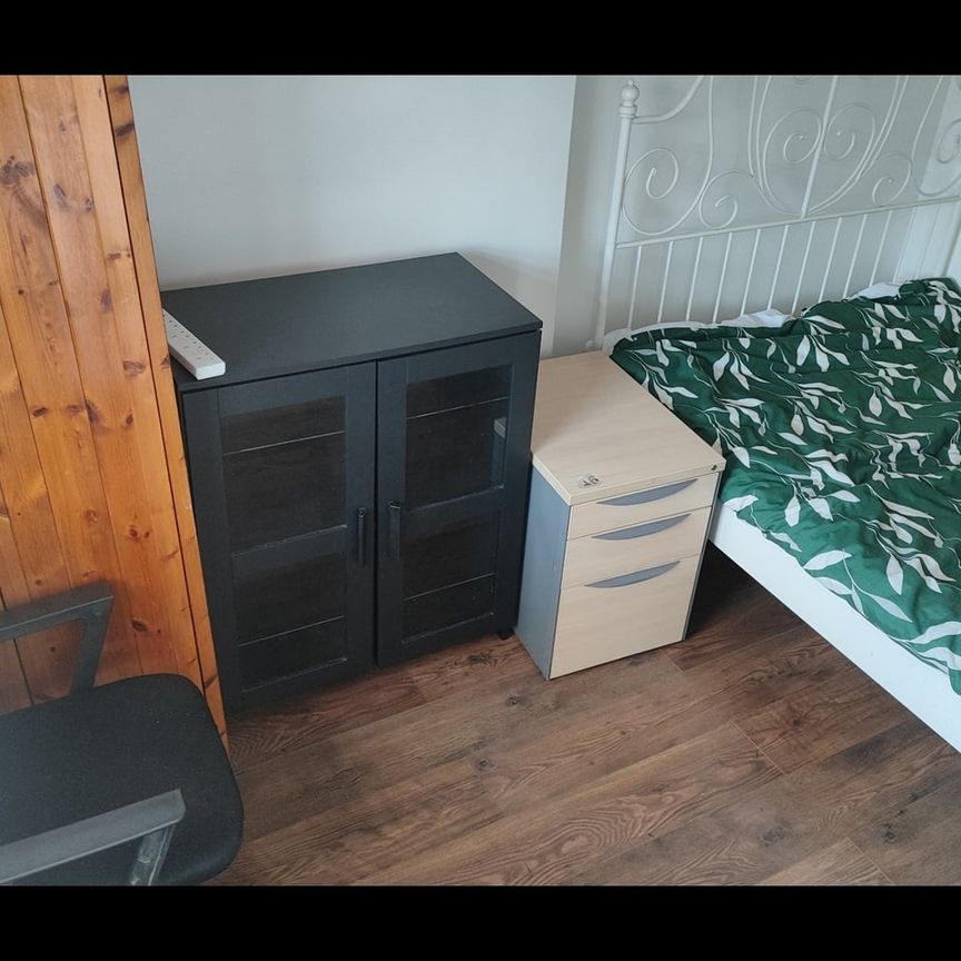 2 Bed Terraced House, Clements Road, E6 - Photo 2