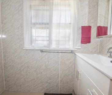 Quiet Two Bedroom with Yard Near the CBD - Photo 6