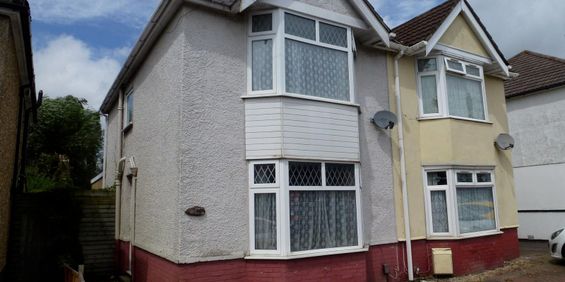 2 bedroom house to rent Butts Road, Southampton, SO19 - Photo 3