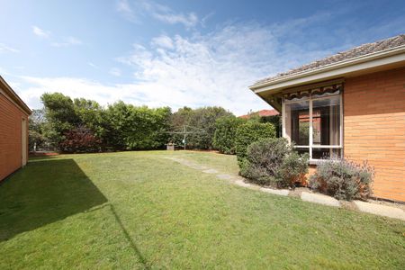 4 Stratford Ave, Bentleigh East VIC 3165 - House For Rent | Domain - Photo 2